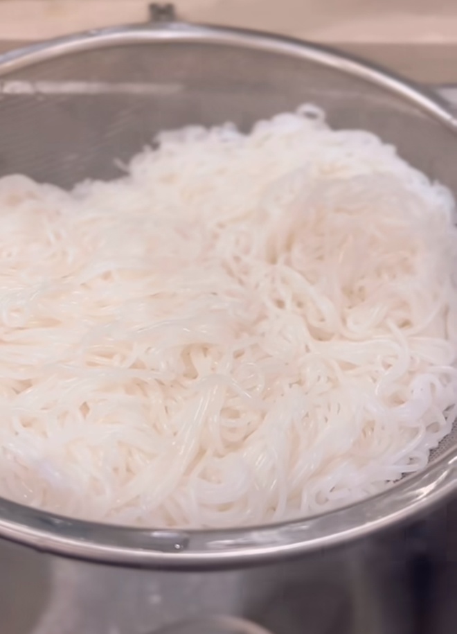Siêu mẫu từng bị chê ngồi ăn bún &#34;kém sang&#34;, giờ phục thù nấu ngay đặc sản tại nhà - 8