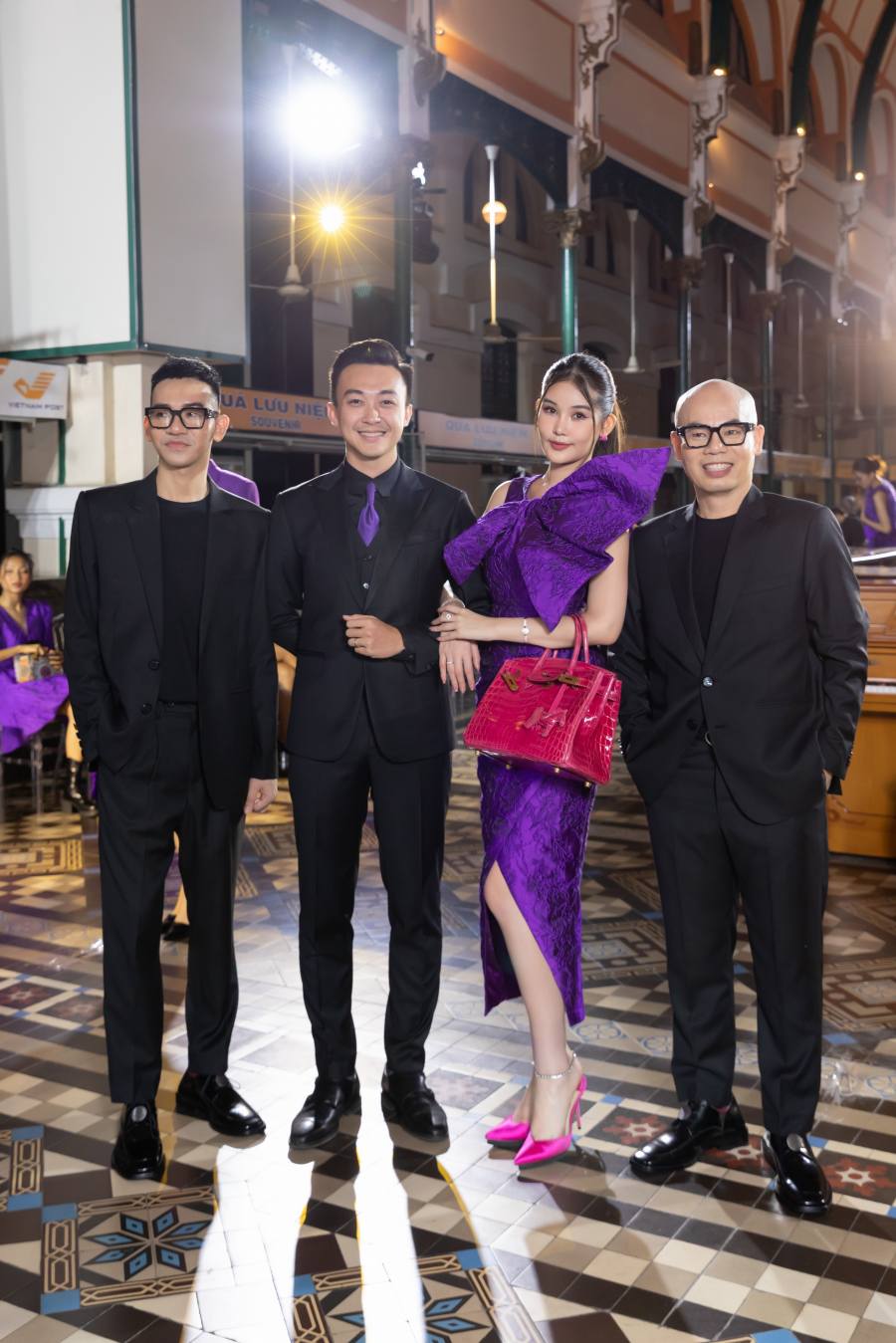 Lê Âu Ngân Anh xách túi Hermes Birkin 1,6 tỷ đồng dự show thời trang - 1