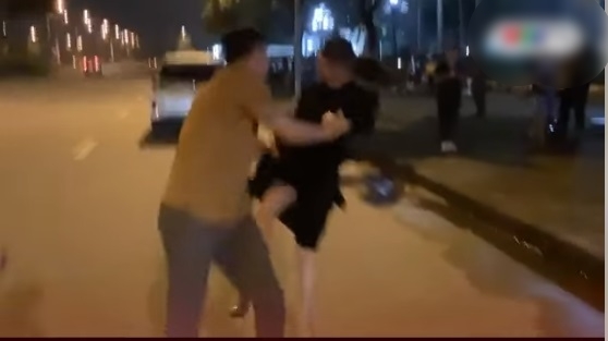 Clip hậu trường Việt Anh và &#34;vợ mới&#34; cãi nhau giữa đường lúc nửa đêm - 2