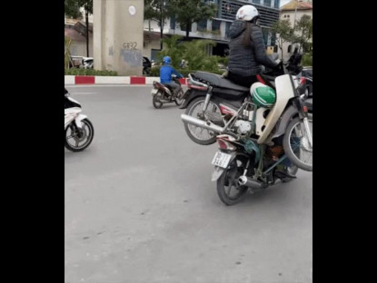 Giao thông - Clip: Hoang mang với &quot;người vận chuyển&quot; trên đường phố Việt Nam