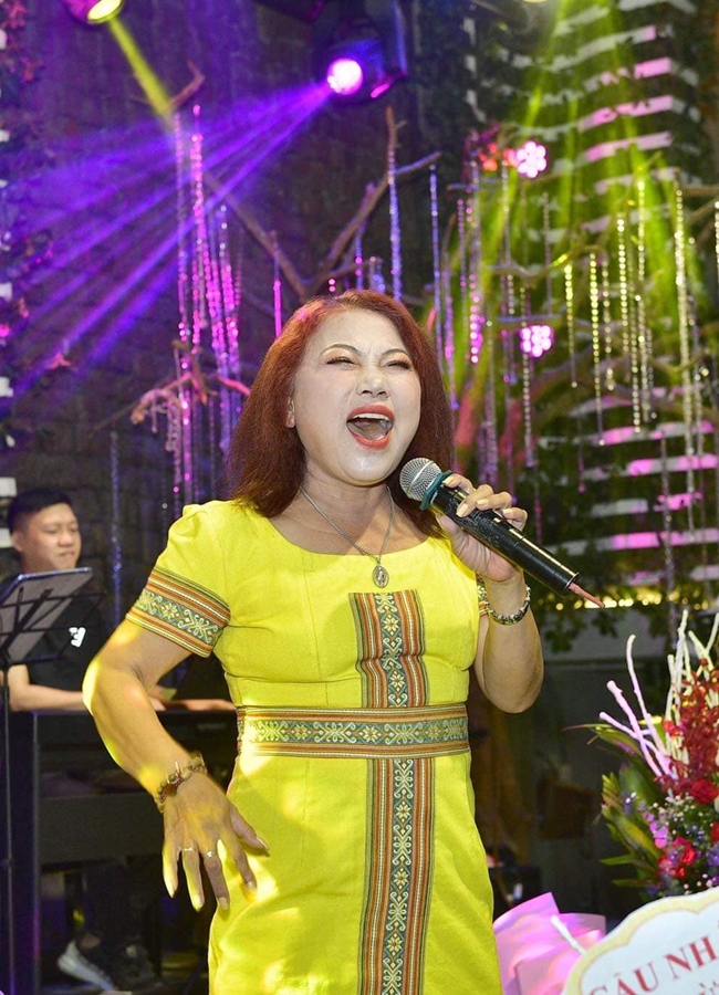 "Ông bầu" vỡ nợ 1000 tỷ, nữ ca sĩ Kon Tum nợ nần phải về quê nuôi heo giờ ra sao? - 9