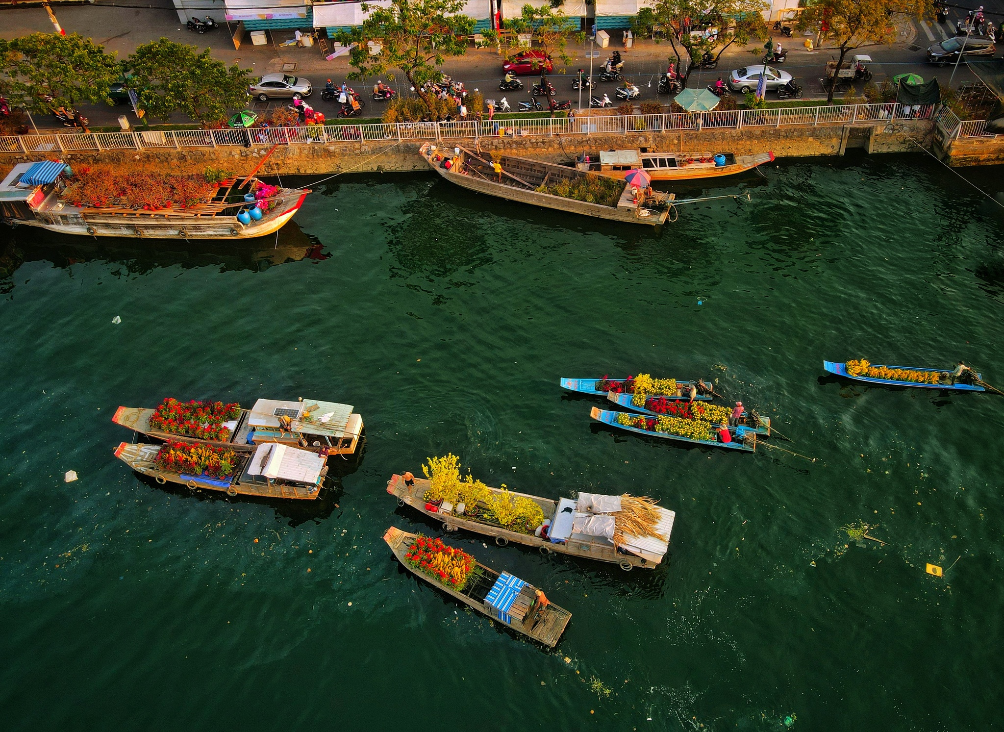 Chợ Hoa Xuân “Trên bến dưới thuyền” 2023 hứa hẹn những màu sắc riêng, ấn tượng - 1