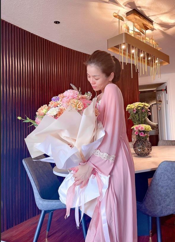 Tâm Tít, Lệ Quyên mê mẩn váy ngủ bằng lụa mỏng manh, yêu kiều - 2