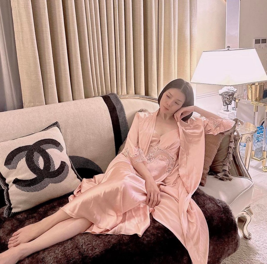 Tâm Tít, Lệ Quyên mê mẩn váy ngủ bằng lụa mỏng manh, yêu kiều - 3