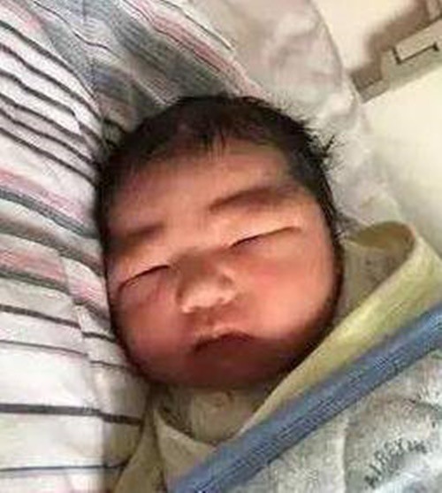 Con chào đời xấu xí khiến mẹ giận trách “giống bố”, 2 tháng sau lột xác xinh như búp bê - 2