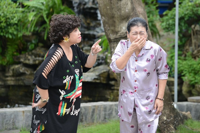 12 giờ trưa nghe tiếng mẹ chồng cãi nhau với hàng xóm, tôi ló mặt ra xem rồi bật cười khoái chí - 2
