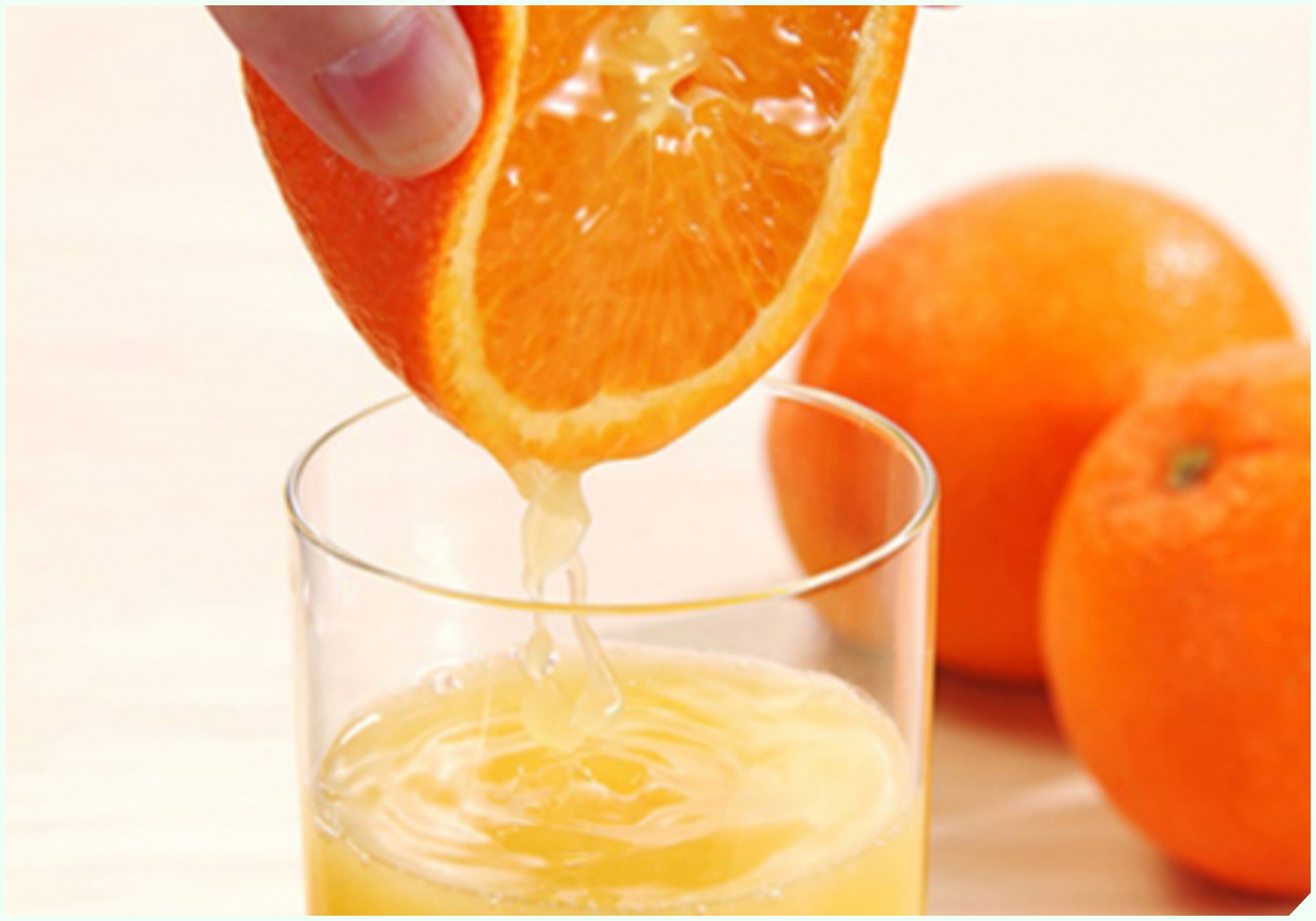 Vắt cam đừng làm theo cách cũ, nhớ 3 điểm này, nước cam ngọt thơm, không đắng tí nào lại giữ nguyên chất bổ - 1