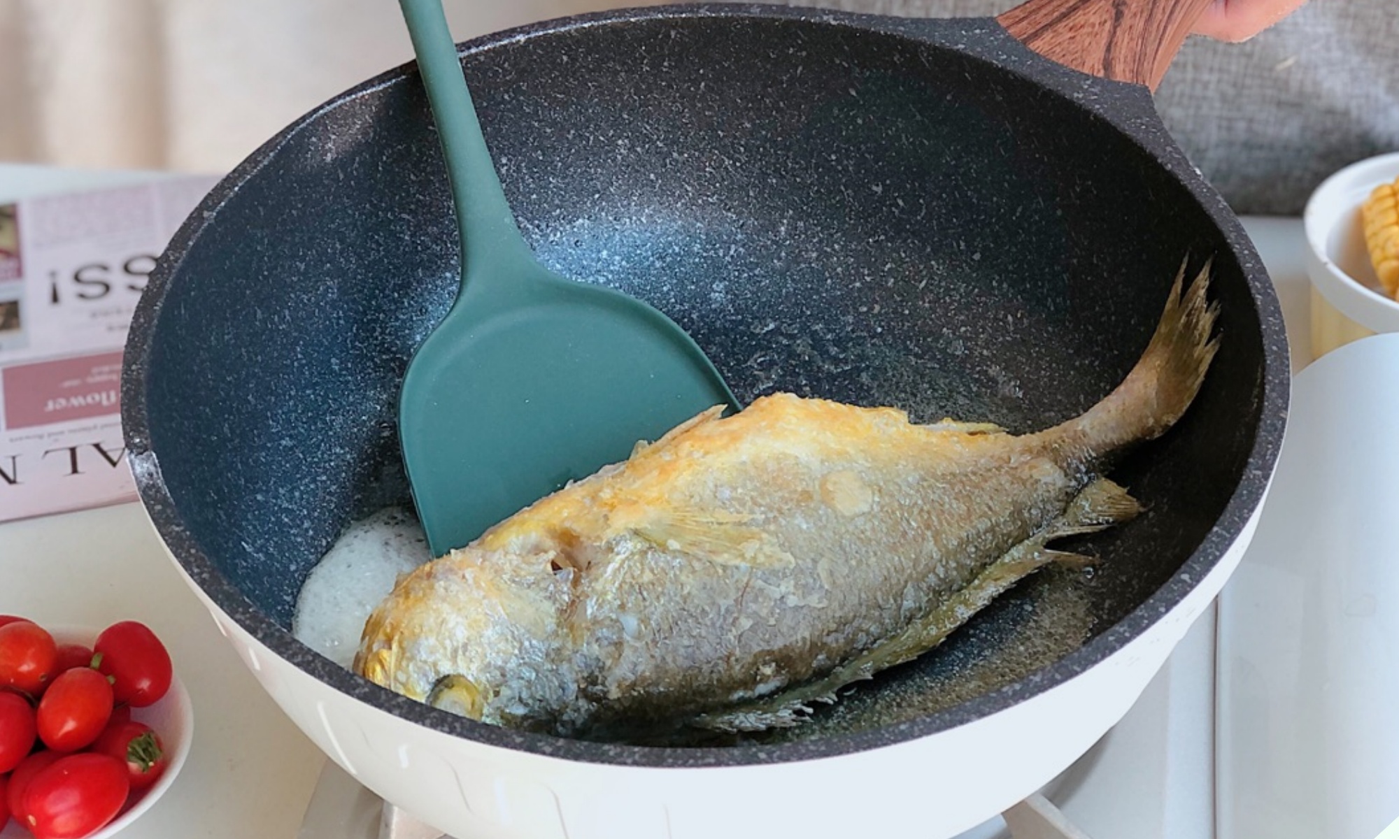 3 mẹo rán cá cực đỉnh, dùng chảo gì cũng không sợ nát, da vàng giòn tan, thịt mềm ngọt mà chẳng sợ bắn dầu - 4