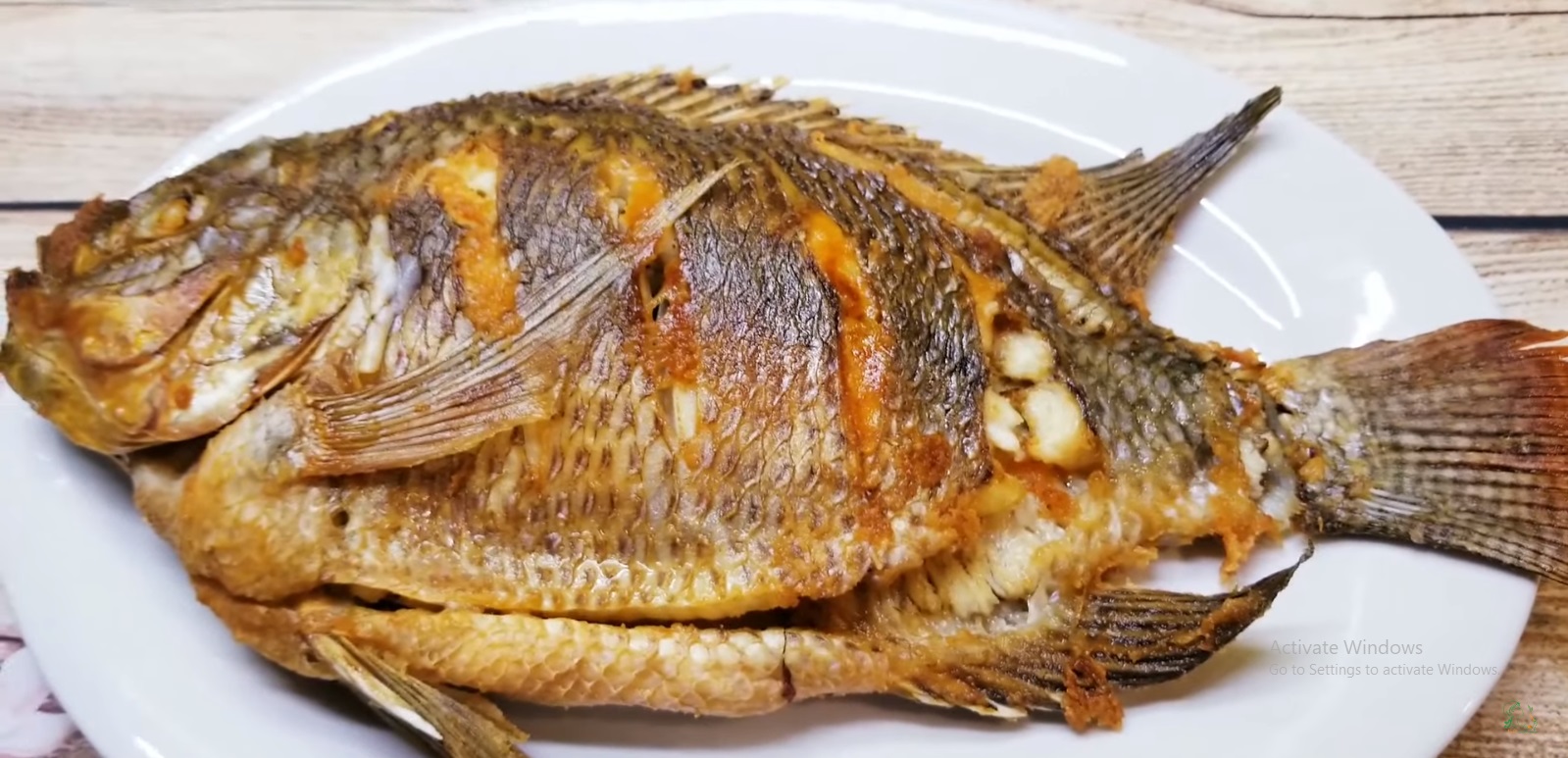 3 mẹo rán cá cực đỉnh, dùng chảo gì cũng không sợ nát, da vàng giòn tan, thịt mềm ngọt mà chẳng sợ bắn dầu - 14