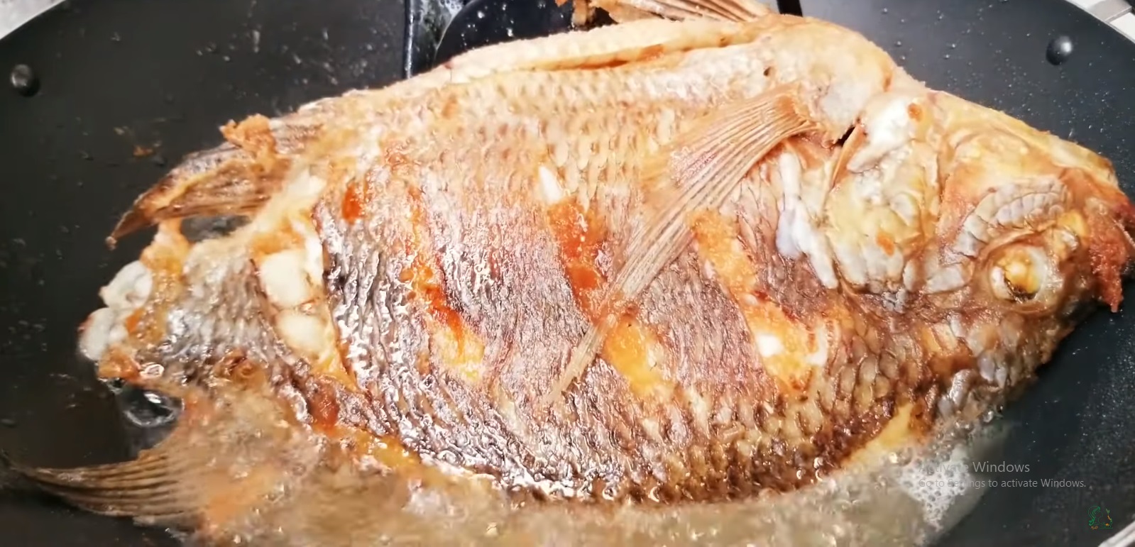 3 mẹo rán cá cực đỉnh, dùng chảo gì cũng không sợ nát, da vàng giòn tan, thịt mềm ngọt mà chẳng sợ bắn dầu - 13