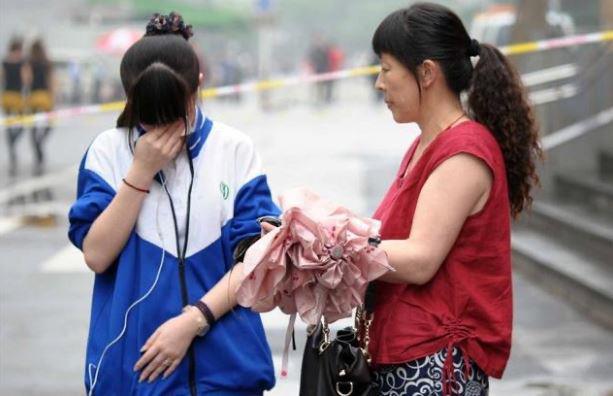 Con gái dậy thì luôn khóa kín cửa mỗi lần thay quần áo, mẹ lén xem thì bật khóc trước cảnh tượng ấy - 2