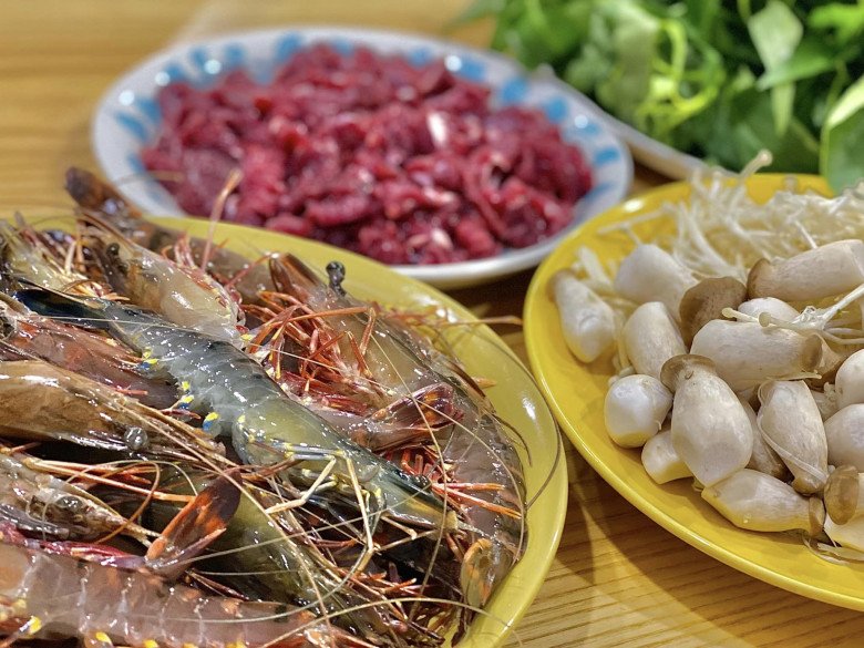 Cựu MC Thời tiết nấu món ngon nức lòng người hâm mộ, bị &#34;bóc mẽ&#34; chồng đi vắng là ăn uống quần quật - 9
