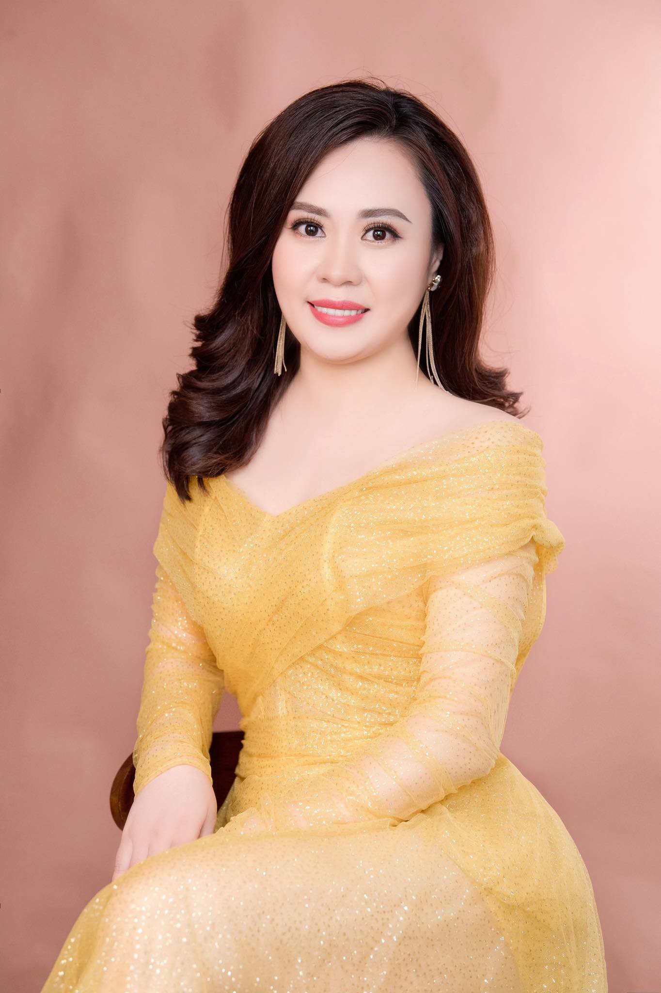 Hoa hậu Phan Kim Oanh bất ngờ thành mỹ nhân của &#34;Đại gia chân đất&#34;, hé lộ cát-xê gây tò mò - 2