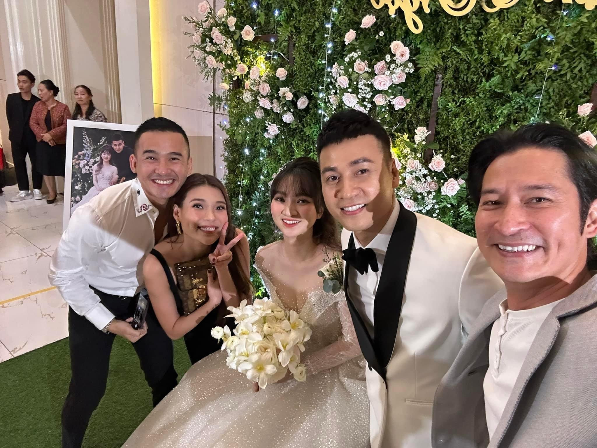 "Trai nhảy" Ngọc Thuận bật khóc trong đám cưới với vợ kém 17 tuổi - 5