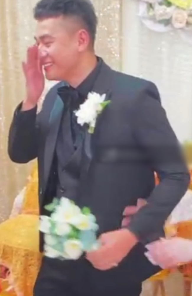 "Trai nhảy" Ngọc Thuận bật khóc trong đám cưới với vợ kém 17 tuổi - 2