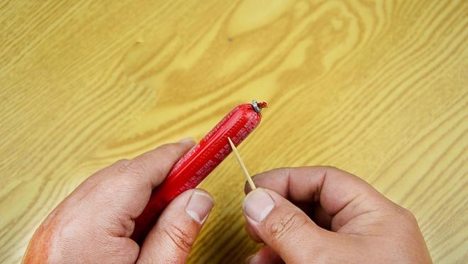 Hóa ra xúc xích có một đường bóc cực đơn giản không cần kéo, đọc xong nhớ hô to cho mọi người biết nhé! - 2