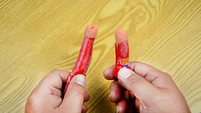 Hóa ra xúc xích có một đường bóc cực đơn giản không cần kéo, đọc xong nhớ hô to cho mọi người biết nhé! - 4