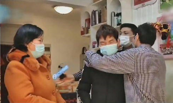 Ngủ dậy muộn, nàng dâu bị bố chồng vào tận giường hất tung chăn, mẹ chồng mắng mỏ - 3