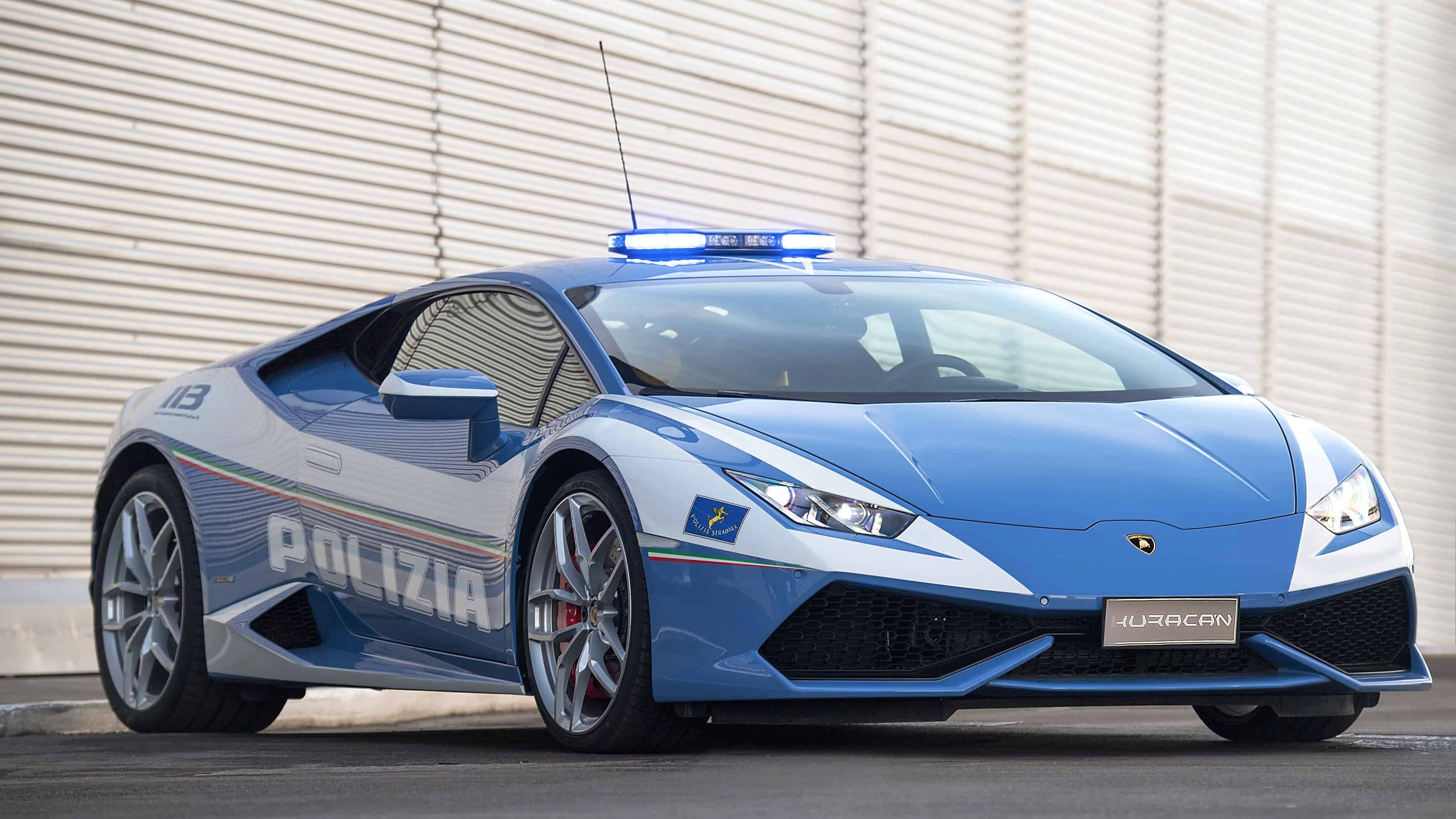 Cảnh sát Italia dùng siêu xe Lamborghini để chuyển món quà Giáng sinh cực kỳ đặc biệt - 1