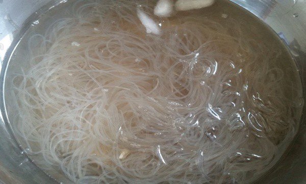 Bí quyết đơn giản làm món miến xào không bị dính chùm vào nhau, ngon hơn ngoài hàng - 3