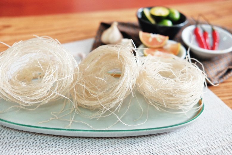 Bí quyết đơn giản làm món miến xào không bị dính chùm vào nhau, ngon hơn ngoài hàng - 1