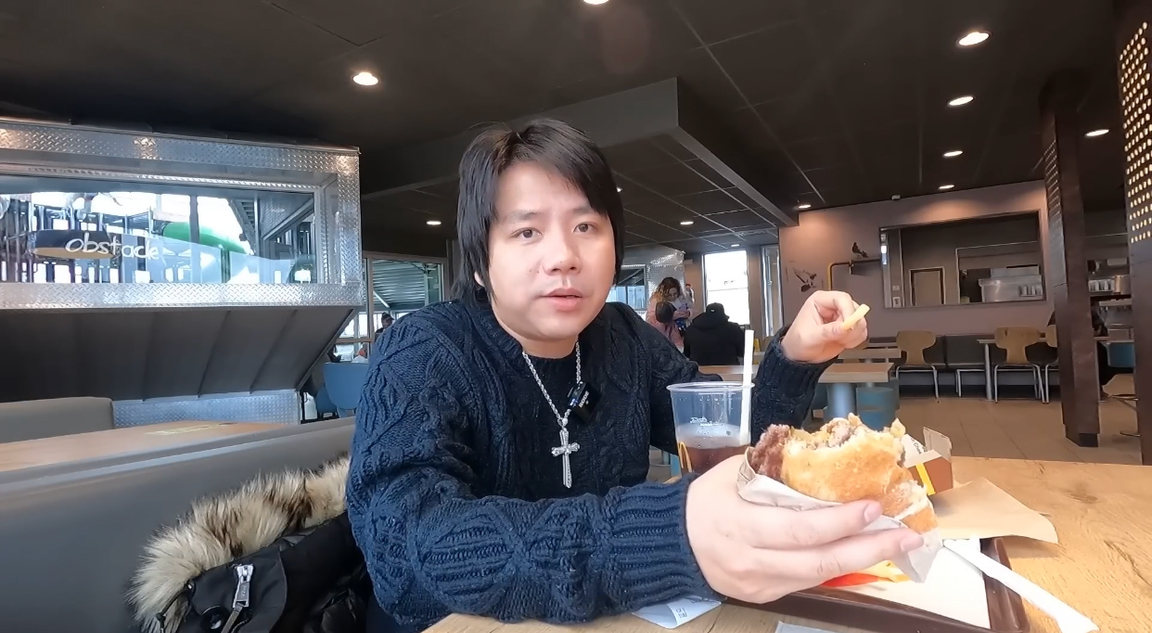 Khoa Pug: Bỏ 5 tỷ để đi khập khiễng cả đời, năm 2022 sóng gió nhất? - 1