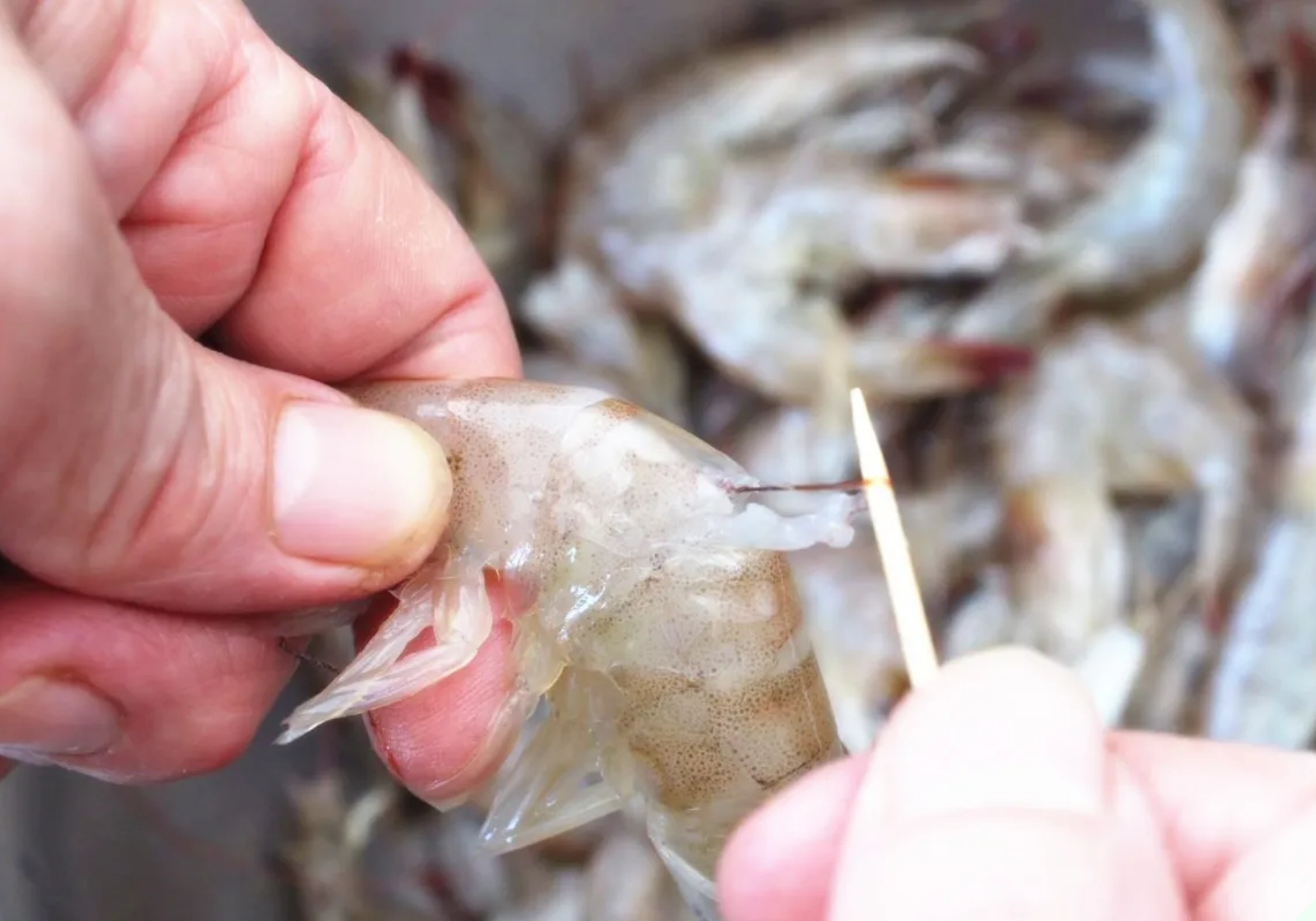 Luộc tôm đừng dùng hành, gừng để khử tanh, chỉ cần thêm vài hạt này tôm chín đỏ au, thơm lừng mà không hề có mùi lạ - 4