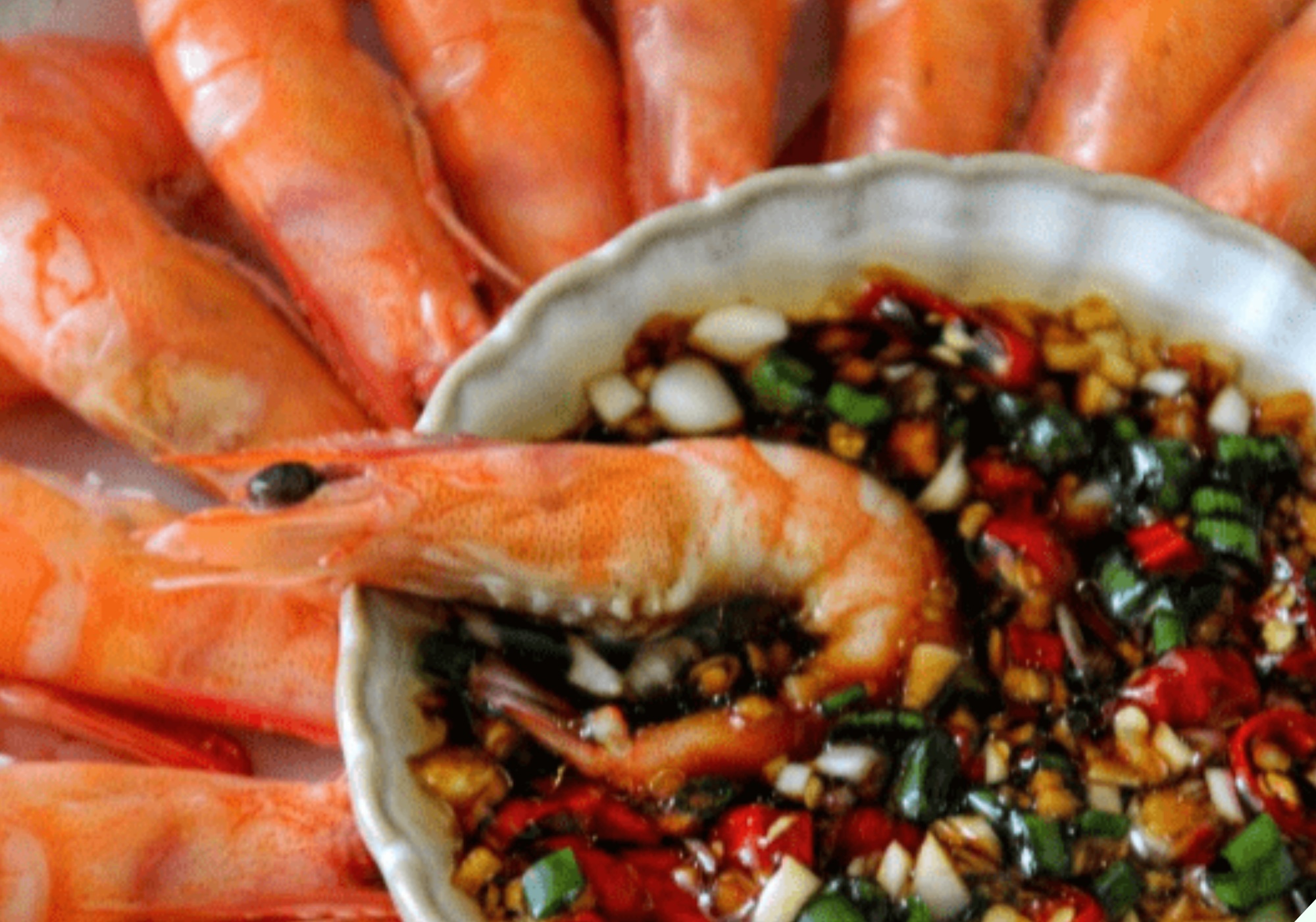 Luộc tôm đừng dùng hành, gừng để khử tanh, chỉ cần thêm vài hạt này tôm chín đỏ au, thơm lừng mà không hề có mùi lạ - 13