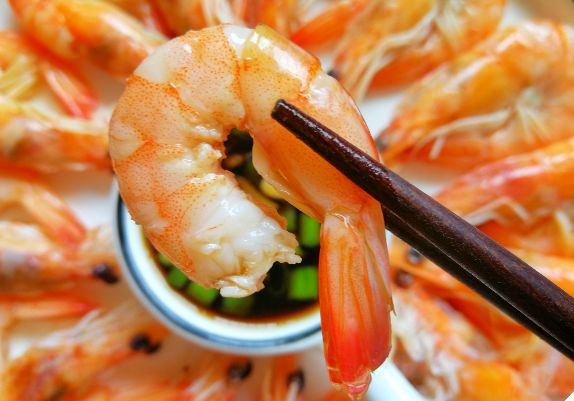 Luộc tôm đừng dùng hành, gừng để khử tanh, chỉ cần thêm vài hạt này tôm chín đỏ au, thơm lừng mà không hề có mùi lạ - 3