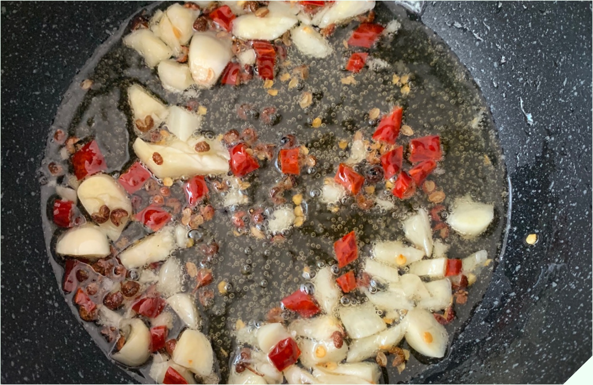 Đi chợ gặp loại thịt được ví như “vị thuốc mùa đông” mua về nấu cùng quả dài ngoằng thành món cay cay, lớn nhỏ đều ăn “thun thút” - 15