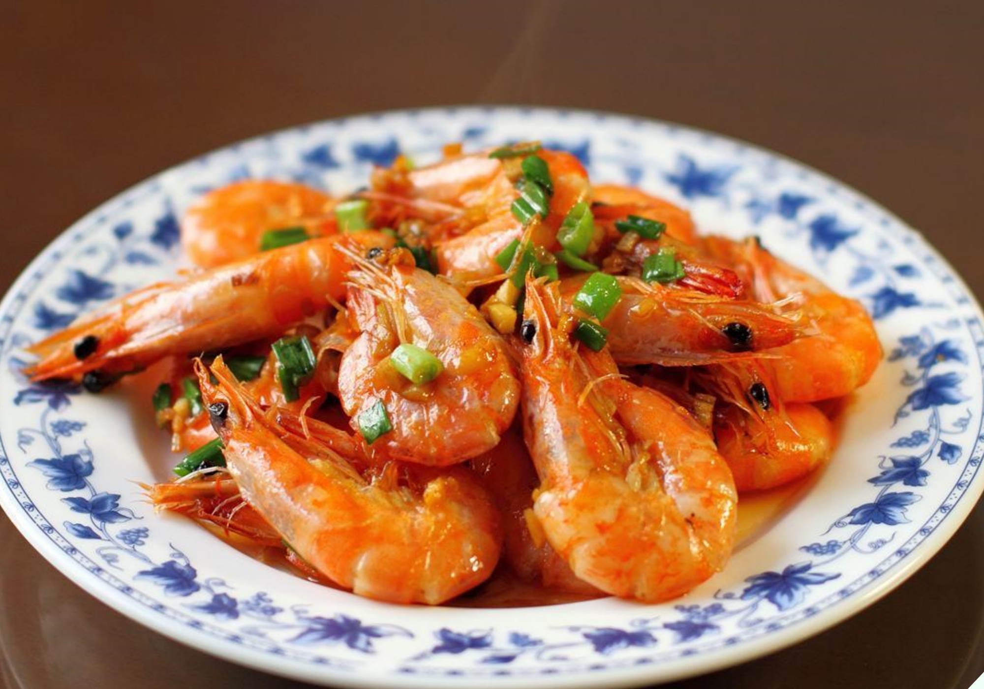 Luộc tôm đừng dùng hành, gừng để khử tanh, chỉ cần thêm vài hạt này tôm chín đỏ au, thơm lừng mà không hề có mùi lạ - 2