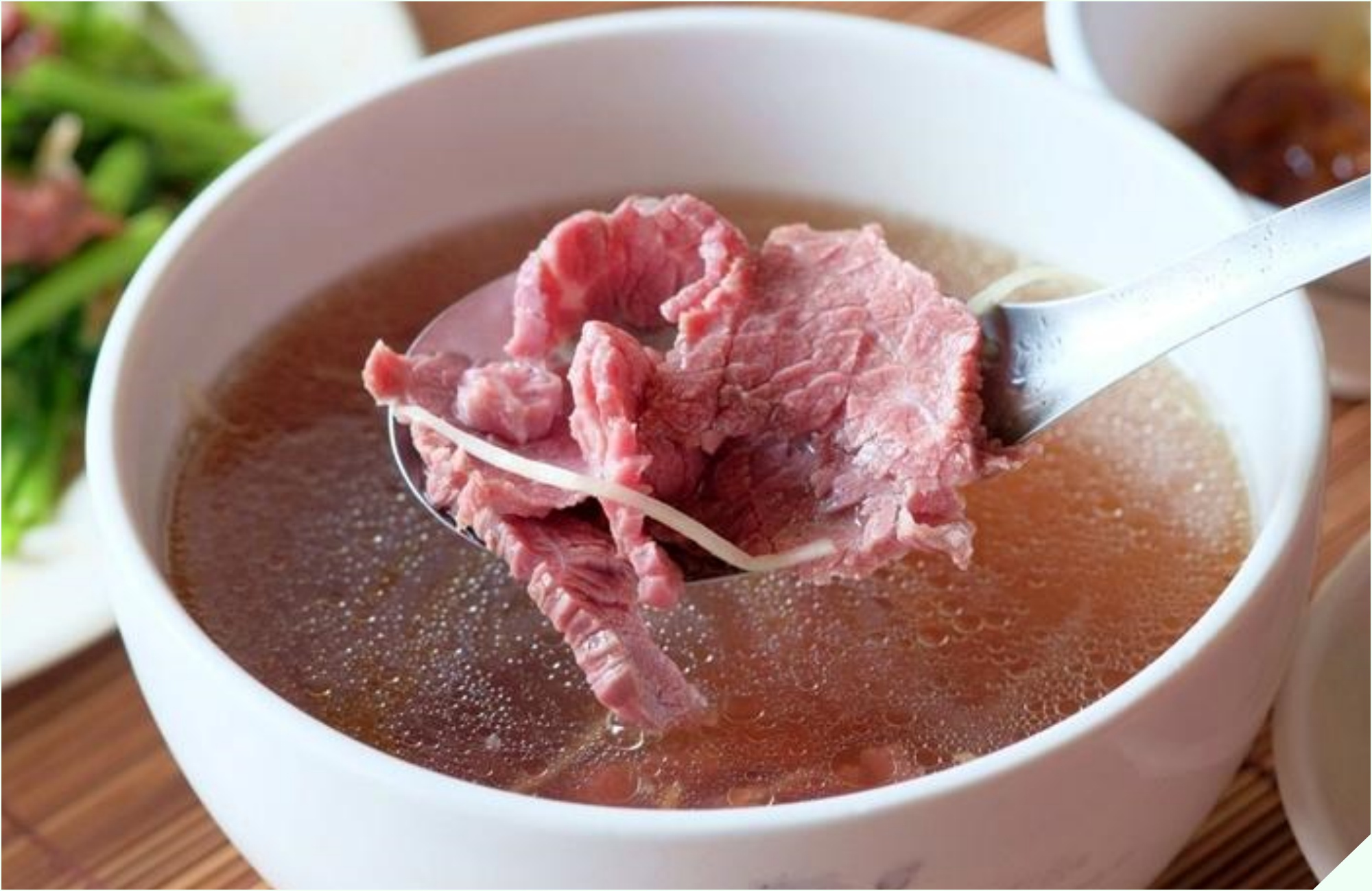 Để khử mùi hôi của thịt bò chỉ chần qua nước sôi là chưa đủ, cứ thêm 1 bước này, thịt sẽ tươi mềm, nấu kiểu gì cũng ngon - 2