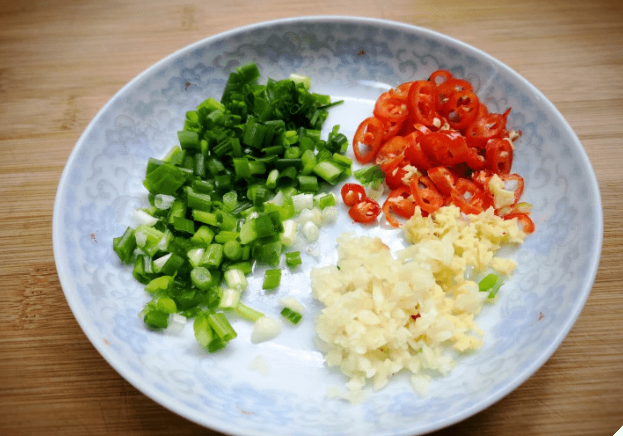 Luộc tôm đừng dùng hành, gừng để khử tanh, chỉ cần thêm vài hạt này tôm chín đỏ au, thơm lừng mà không hề có mùi lạ - 9