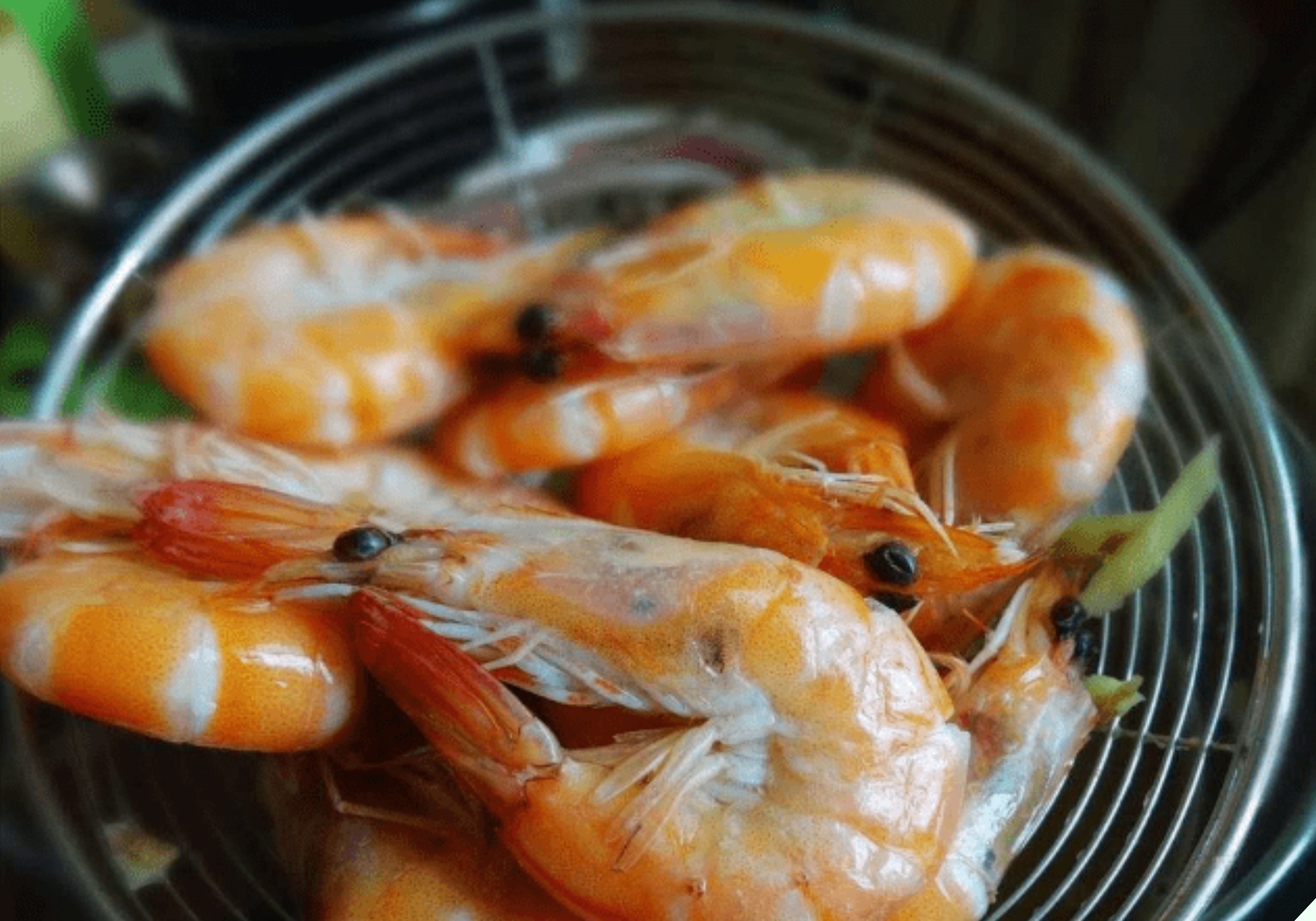 Luộc tôm đừng dùng hành, gừng để khử tanh, chỉ cần thêm vài hạt này tôm chín đỏ au, thơm lừng mà không hề có mùi lạ - 11