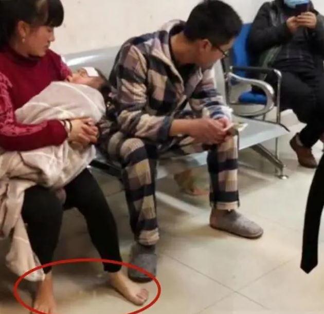 Mẹ trẻ ướt sũng người ôm con vào bệnh viện lúc trời mưa to, nhìn đôi chân ai cũng ấn tượng - 6