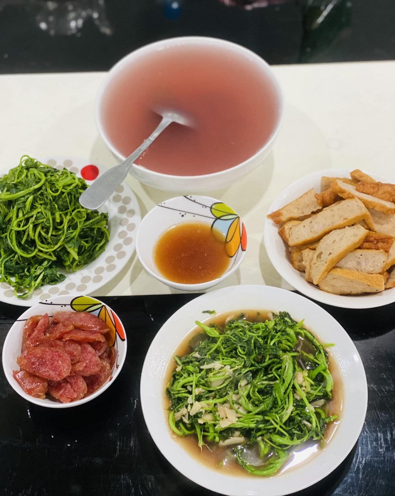 Sát Tết, siêu mẫu 3 con vẫn khoe bữa tối đơn giản chồng làm, khẳng định: "Có ăn là tốt rồi" - 4