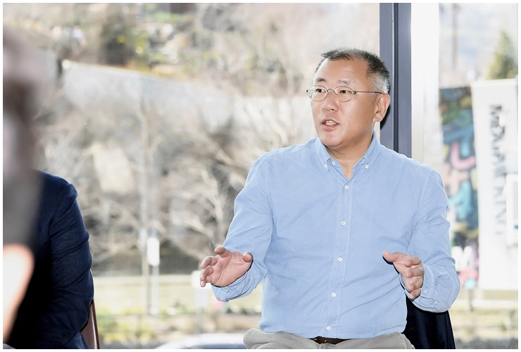 Chân dung người thừa kế tập đoàn Hyundai, tuyển con rể cũng chất lừ - 1