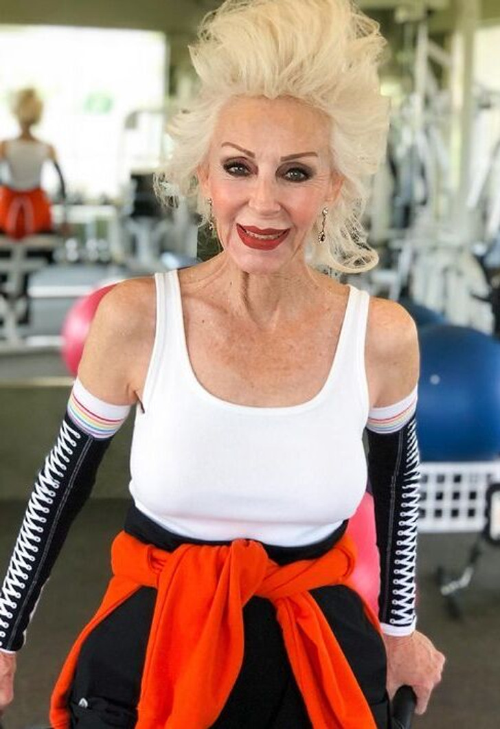 Nữ người mẫu 73 tuổi khiến đàn em thua xa về phong thái và sự tự tin - 4