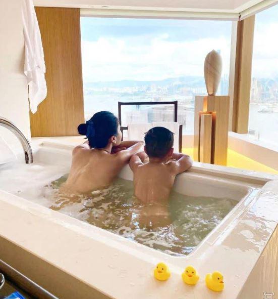 Nữ diễn viên bị chỉ trích vì mặc bikini quá hở bên cạnh con trai, quá khứ còn có ảnh &#34;không mặc gì&#34; - 4