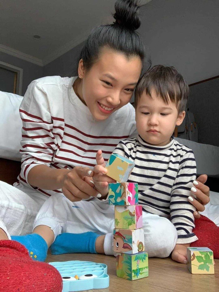 Nuôi dạy con lai: Elly Trần khổ tâm cách Alfie nói tiếng Việt, Lan Phương cao thủ ngoại ngữ dạy con nói song ngữ - 7