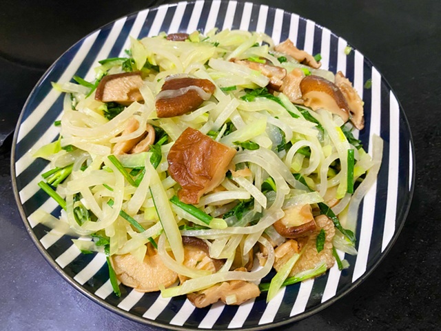 Hôm nay nấu gì: Cơm chiều có món giòn tan, lại thêm "thần dược mùa đông" xào với nấm cực chất lượng - 9