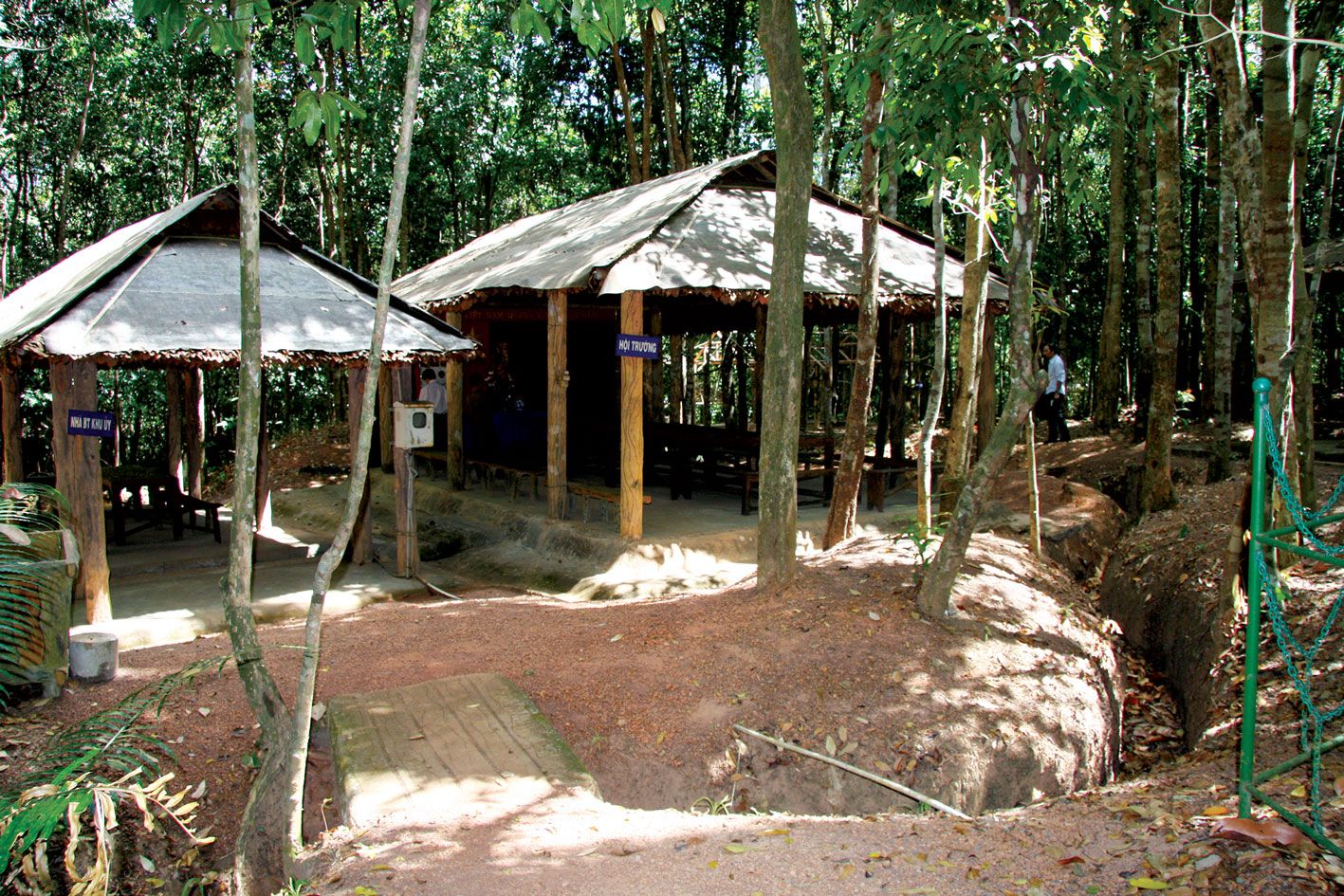 Về thăm căn cứ Trung ương miền Nam - 1