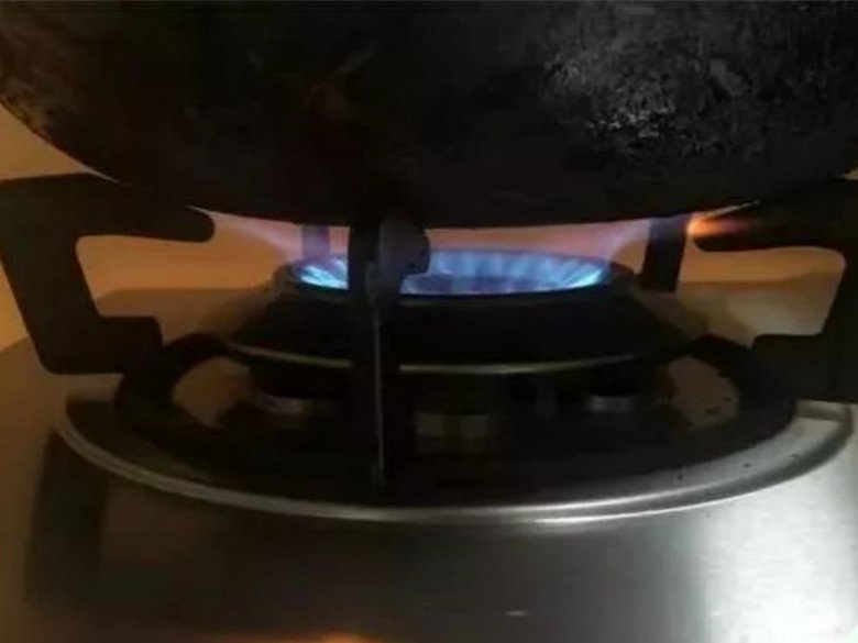 Mẹo biến chảo sắt thành chảo chống dính trong 5 giây mà không tốn 1 xu, tha hồ chiên xào chẳng sợ sát - 8