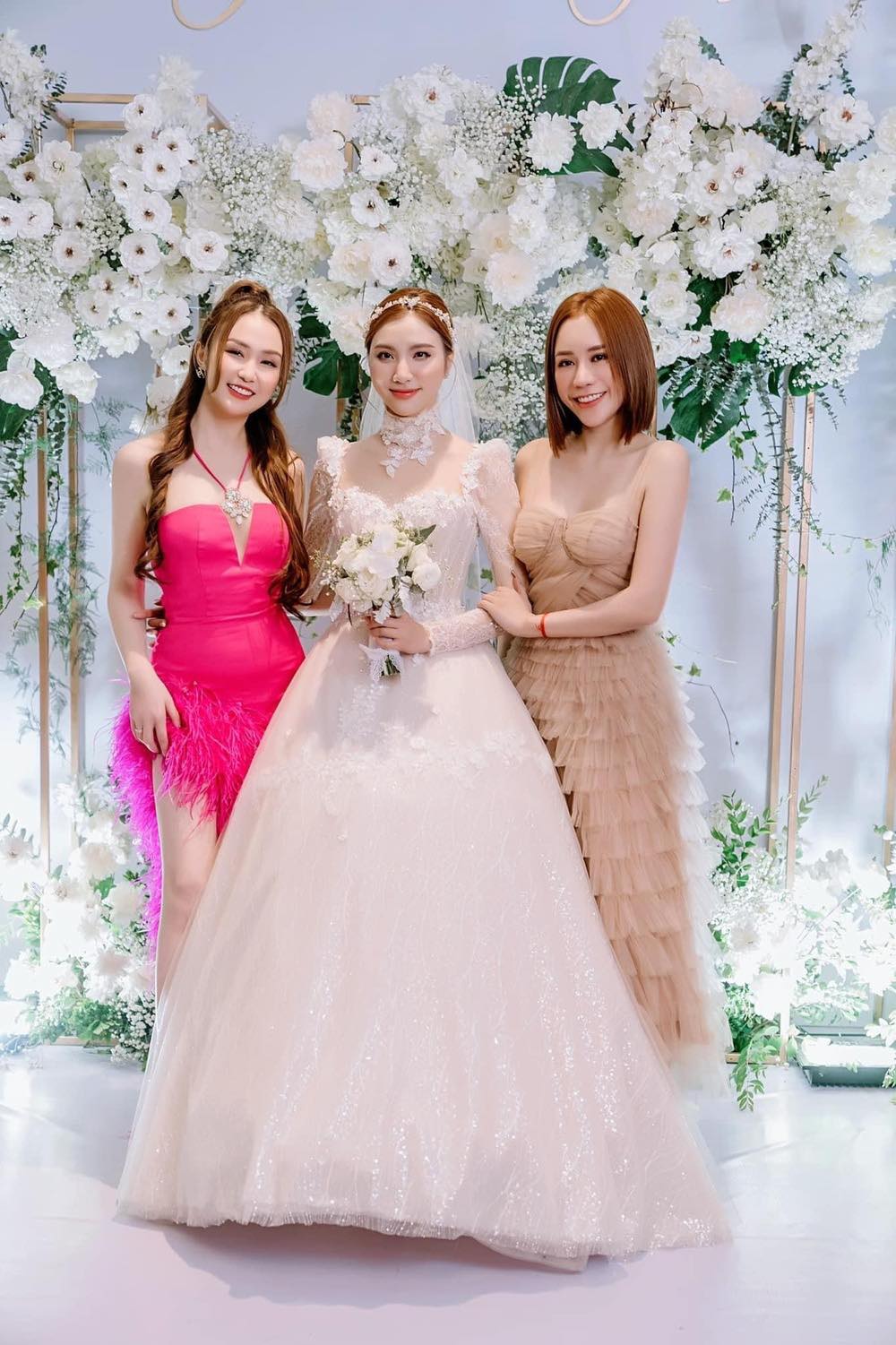Vợ trẻ kém 12 tuổi của Tuấn Hưng mặc váy xẻ tà cao, "áp đảo" khách mời tiệc cưới - 1