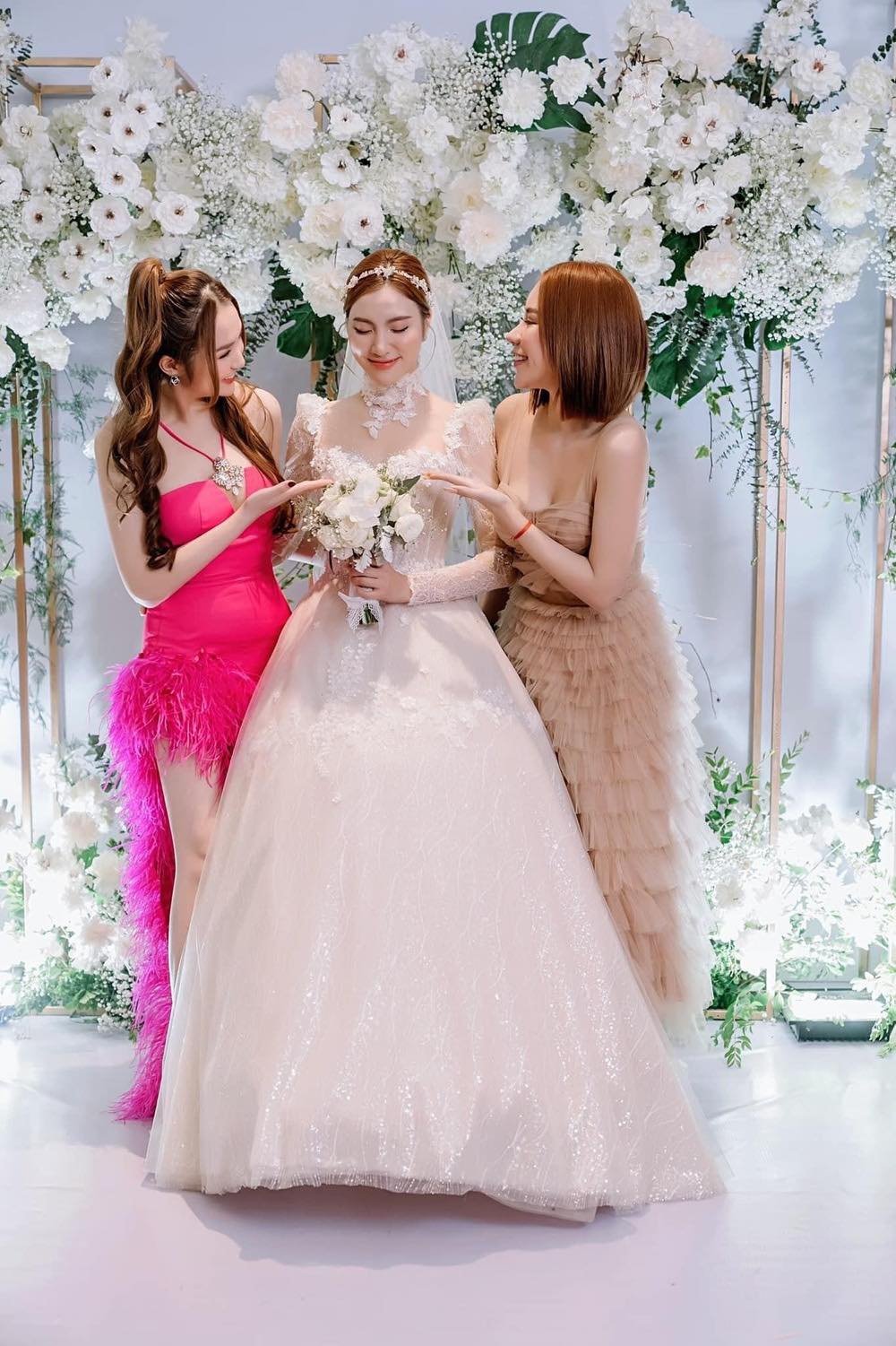 Vợ trẻ kém 12 tuổi của Tuấn Hưng mặc váy xẻ tà cao, "áp đảo" khách mời tiệc cưới - 2