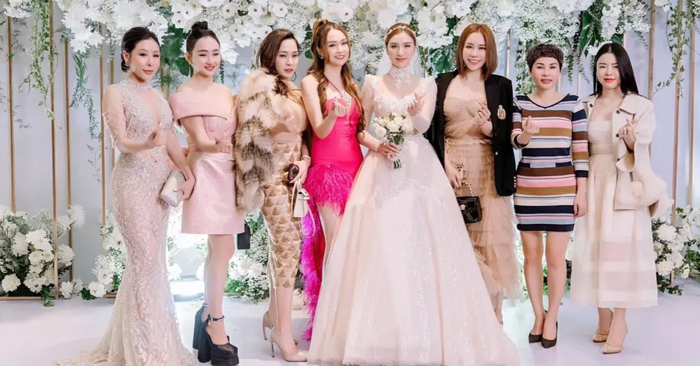 Vợ trẻ kém 12 tuổi của Tuấn Hưng mặc váy xẻ tà cao, "áp đảo" khách mời tiệc cưới - 3