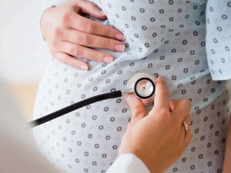 Mẹ bầu hiếm muộn mang song thai 24 tuần đến viện khám thì phát hiện cổ tử cung đã mở 3cm, ối căng phồng - 1