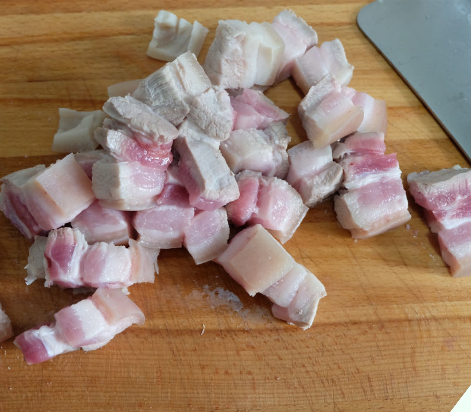 Chần thịt lợn nên dùng nước lạnh hay nước nóng? Nhiều người dùng nhầm nước khiến thịt tanh nồng lại “khô như rơm” - 9