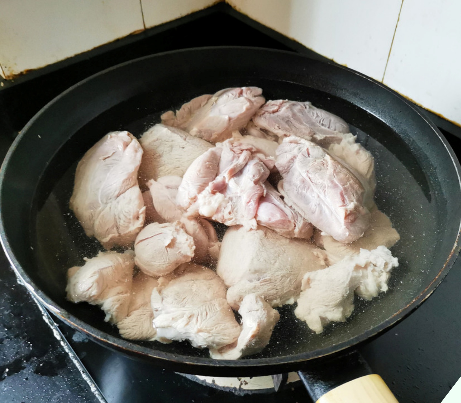 Chần thịt lợn nên dùng nước lạnh hay nước nóng? Nhiều người dùng nhầm nước khiến thịt tanh nồng lại “khô như rơm” - 3