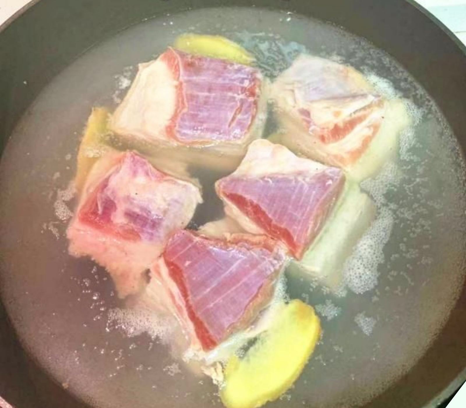 Chần thịt lợn nên dùng nước lạnh hay nước nóng? Nhiều người dùng nhầm nước khiến thịt tanh nồng lại “khô như rơm” - 5